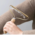 Щетка от шерсти и катышек Lint Remover для одежды, ковра, мебели, медь с деревянной ручкой