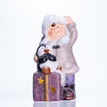 Новорічна фігурка з підсвіткою Дівчинка з пінгвіном із фарфору 9×10×19 (см) новорічний декор для дому, квартири на подарунок CR-5-6 (LG-CR-5-6)