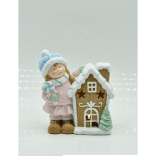 Новорічна декоративна фігурка з підсвіткою 15×8×16 см Новорічний декор Дівчинка з пряниковим будиночком із порцеляни CR-6-4 (LG-CR-6-4)
