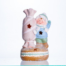 Новорічна декоративна фігурка з підсвіткою 12.5×9×21 см Новорічний декор Дитина з цукеркою з порцеляни CR-6-11 (LG-CR-6-11)