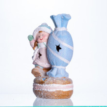 Новорічна декоративна фігурка з підсвіткою 12×9×20.5 см Новорічний декор Дитина з цукеркою з порцеляни CR-6-12 (LG-CR-6-12)